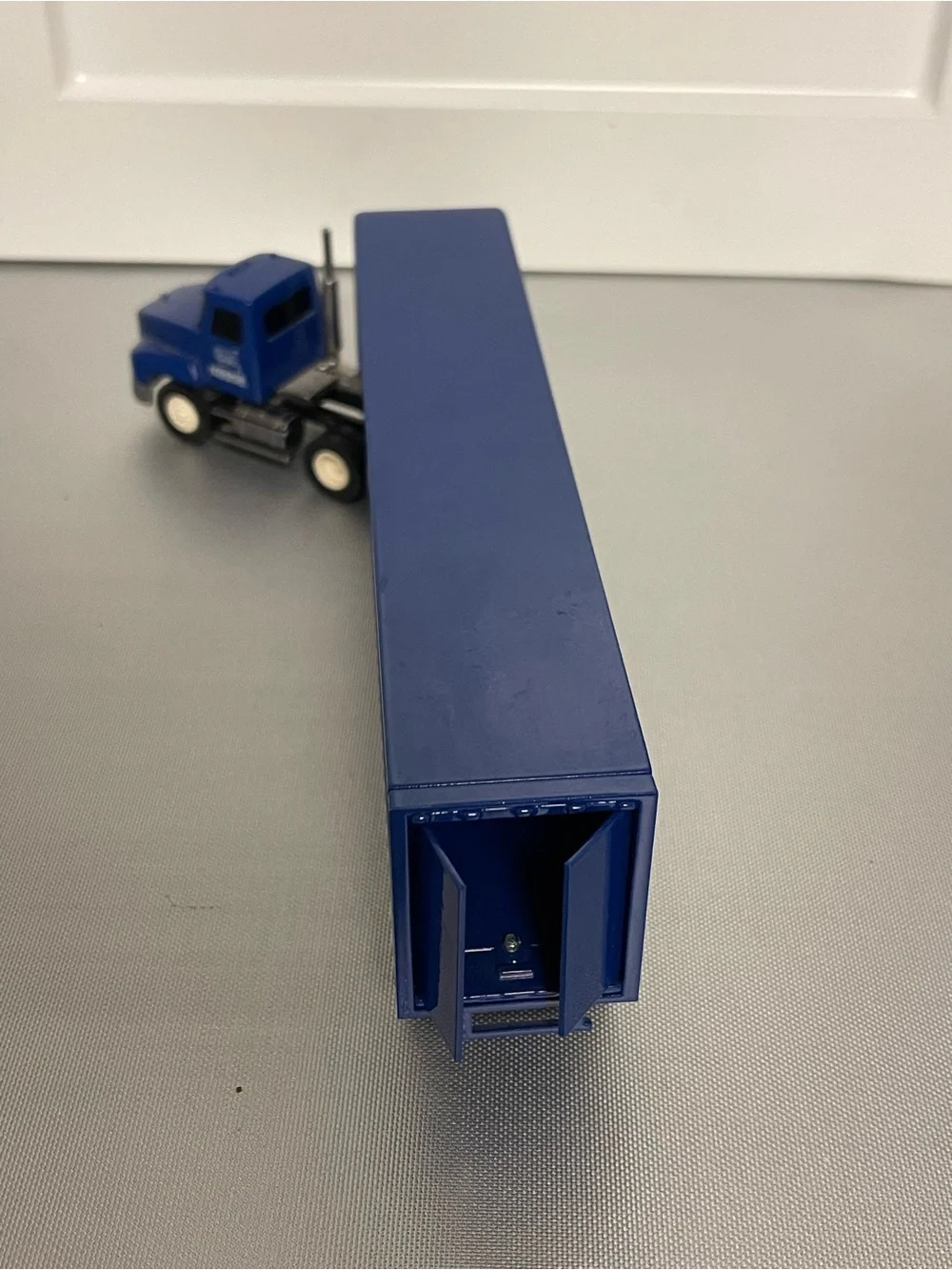 PENJOY Nestle Crunch Mack Tractor Trailer 1:64 Scale Diecast Promotional Model